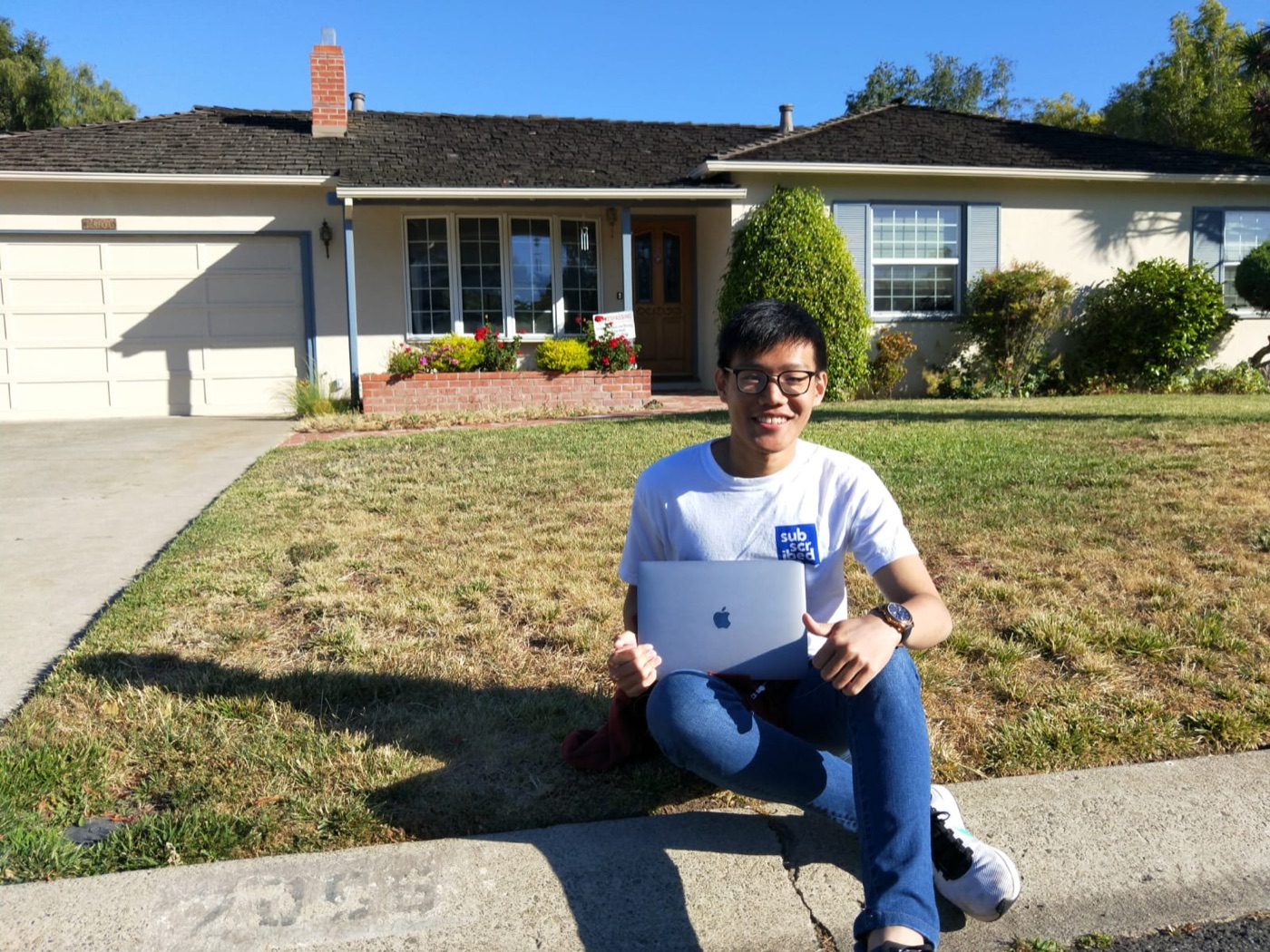 Felix in front of Steve Jobs's childhood home in Los Altos